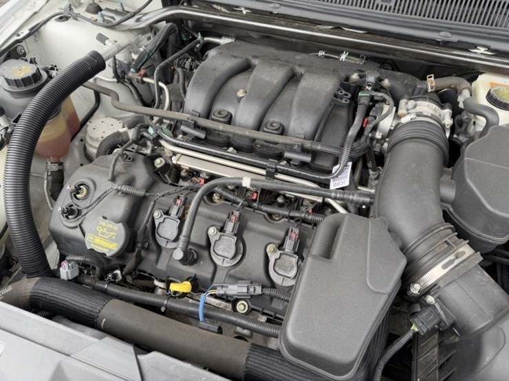 2014-ford-taurus-sedan-image-12