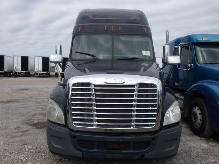 2011-freightliner-cascadia-125-image-2