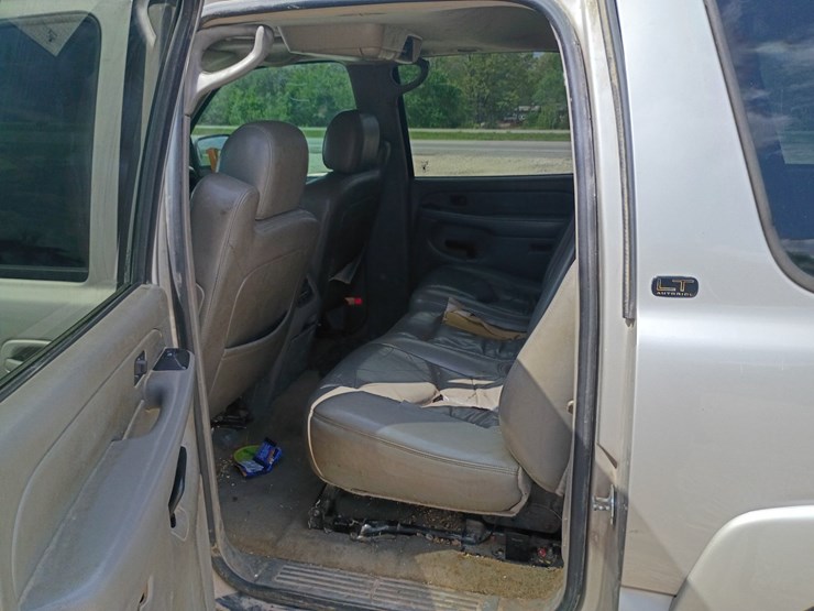 2005-chevrolet-suburban-image-57