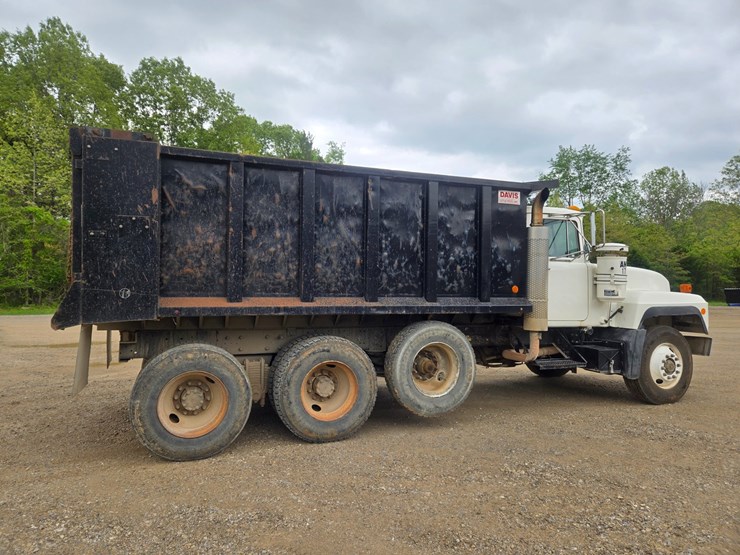 2001-mack-rd690s-image-19