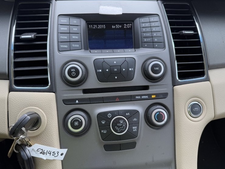 2014-ford-taurus-sedan-image-28