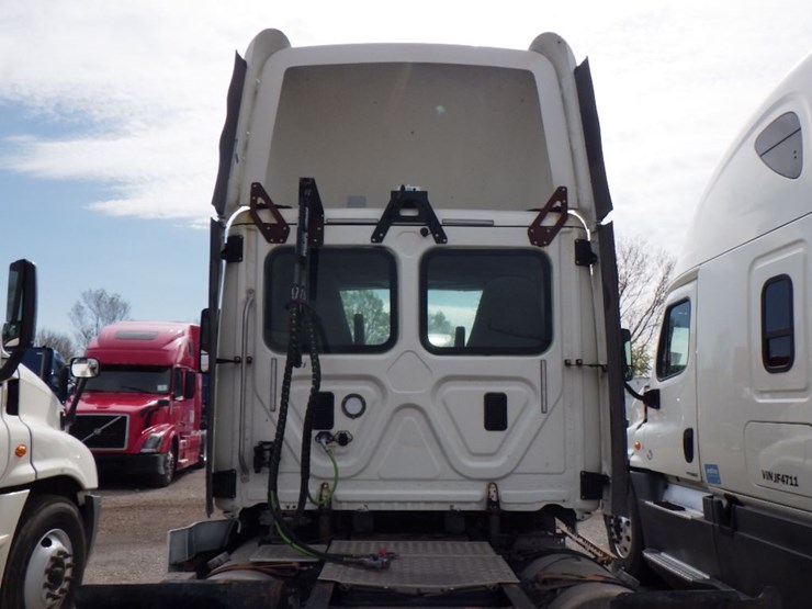 2017-freightliner-cascadia-125-image-10