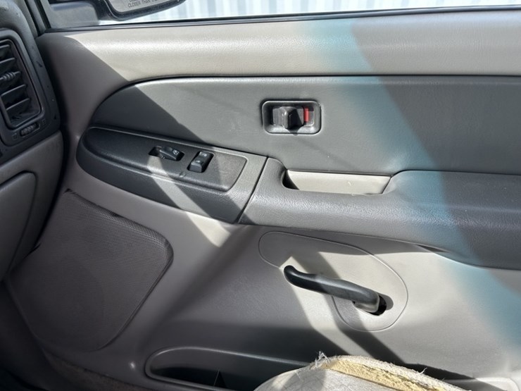 2003-chevrolet-tahoe-image-19