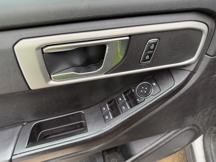 2020-ford-explorer-image-27