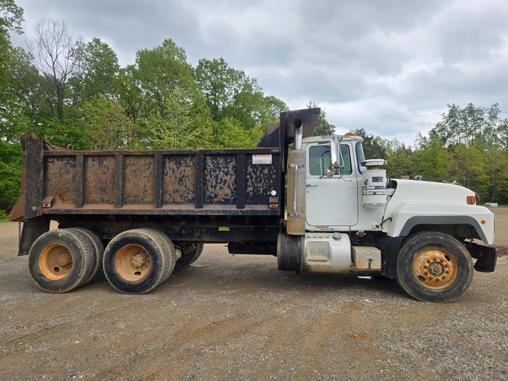 1996-mack-rd690s-image-16