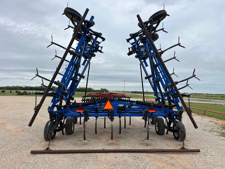 2015-new-holland-st830-image-17