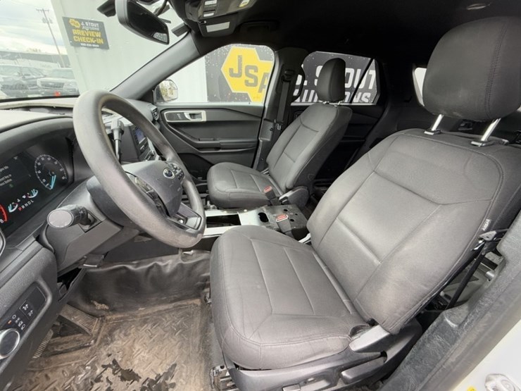 2020-ford-explorer-image-24