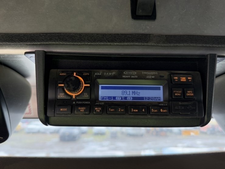 2014-freightliner-mt45-image-33