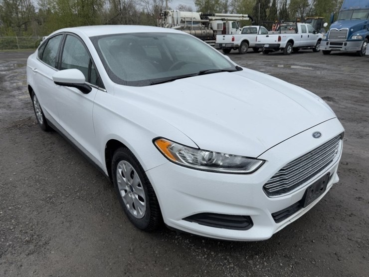 2014-ford-fusion-sedan-image-2