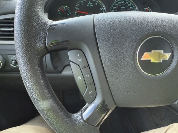 2014-chevrolet-tahoe-image-30