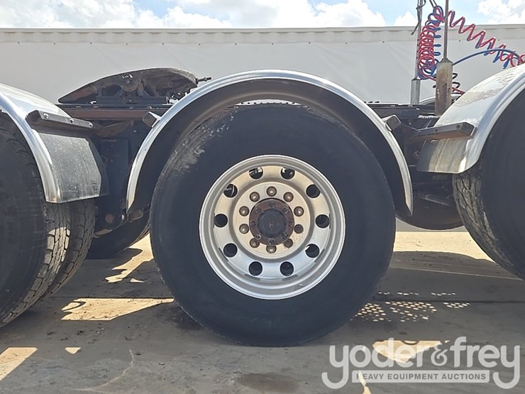 2014-kenworth-t880-image-23