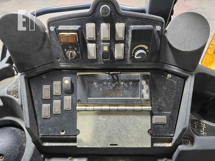 2011-deere-310j-image-24