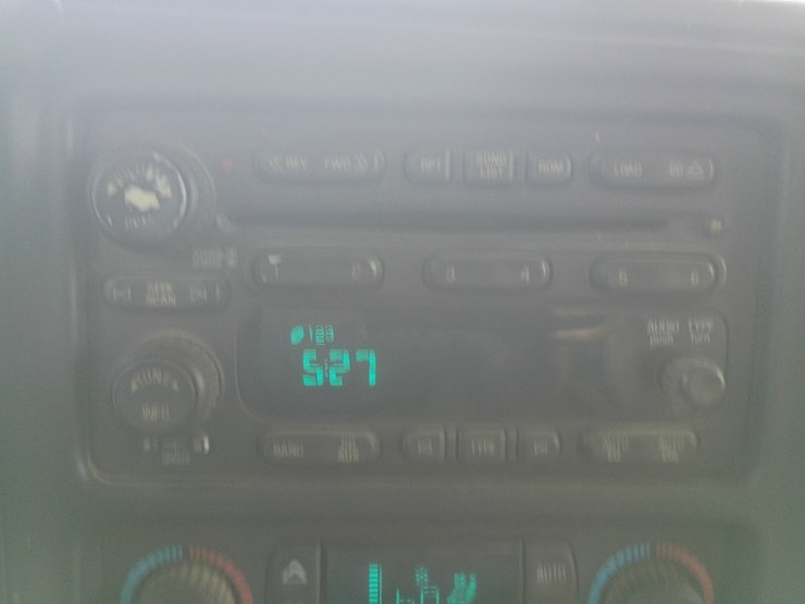 2005-chevrolet-suburban-image-39