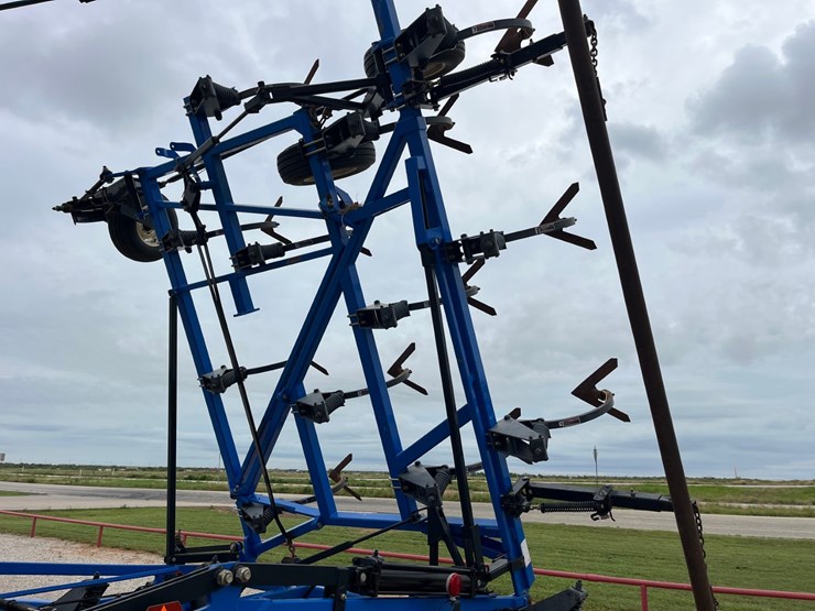 2015-new-holland-st830-image-18