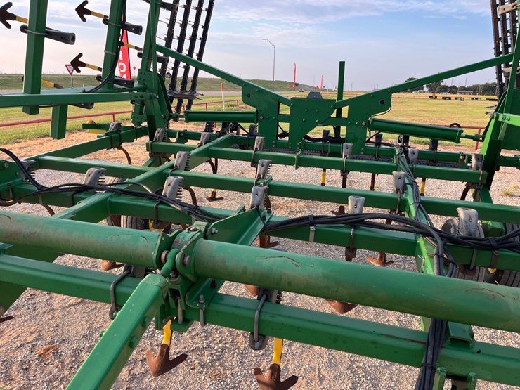 2004-john-deere-2210-image-2