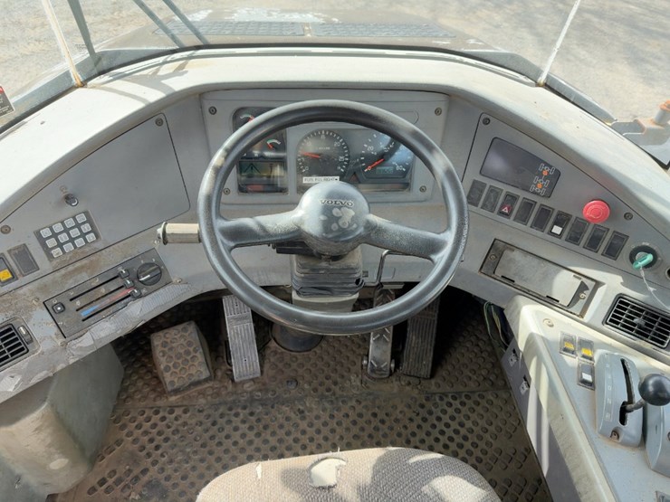 2003-volvo-a40d-image-44