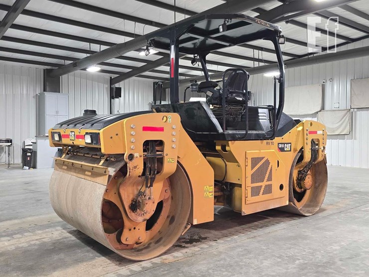 2017-caterpillar-cb10-image-3