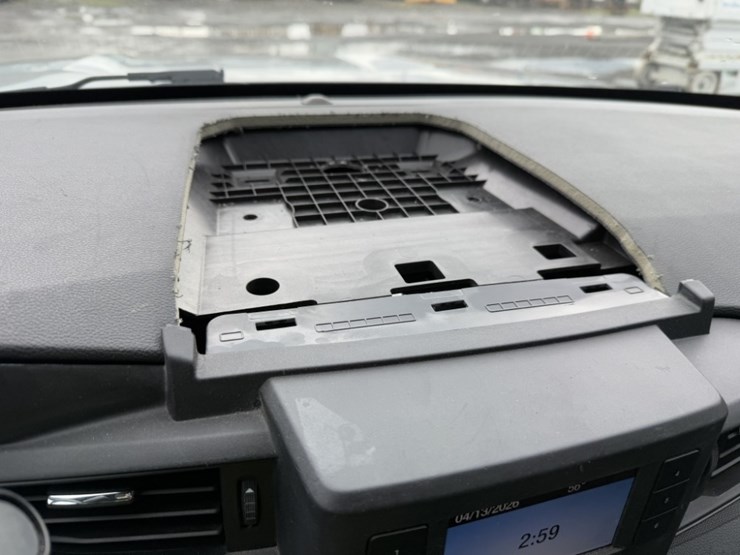 2020-ford-explorer-image-32