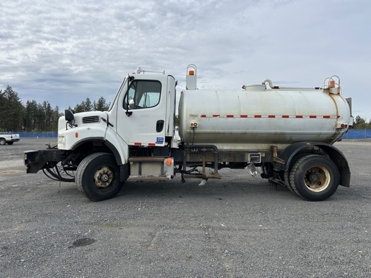 2006-freightliner-m2-water-truck-image-2