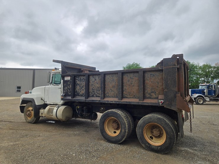 1996-mack-rd690s-image-7