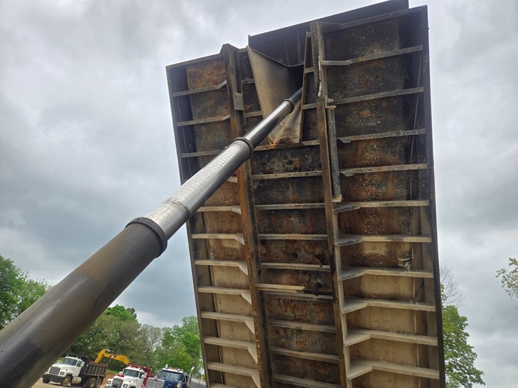 2001-mack-rd690s-image-34