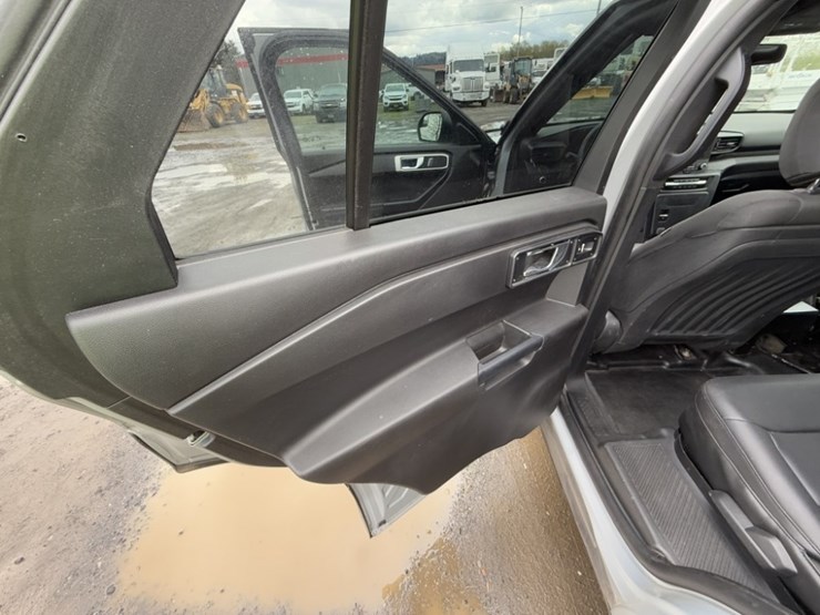 2020-ford-explorer-image-25