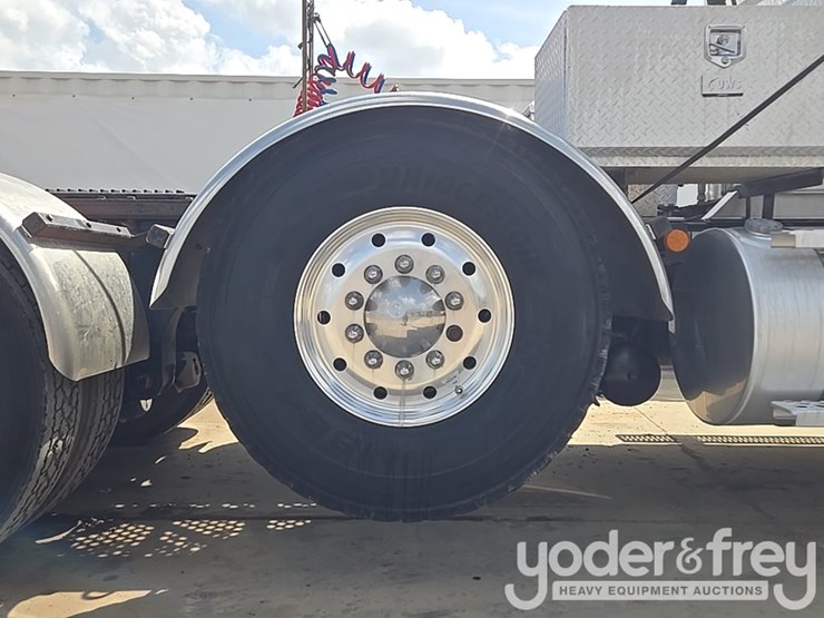 2014-kenworth-t880-image-21