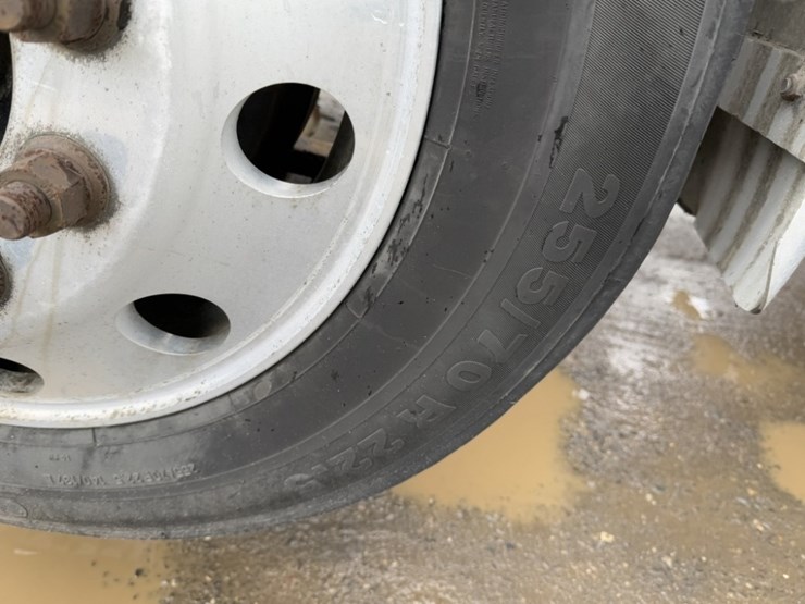 mack-cxu-tri-axle-truck-tractor-image-12