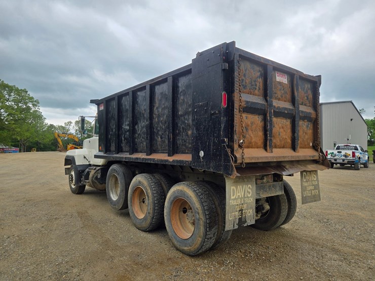 2001-mack-rd690s-image-12