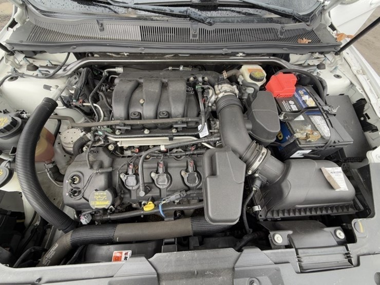 2014-ford-taurus-sedan-image-13