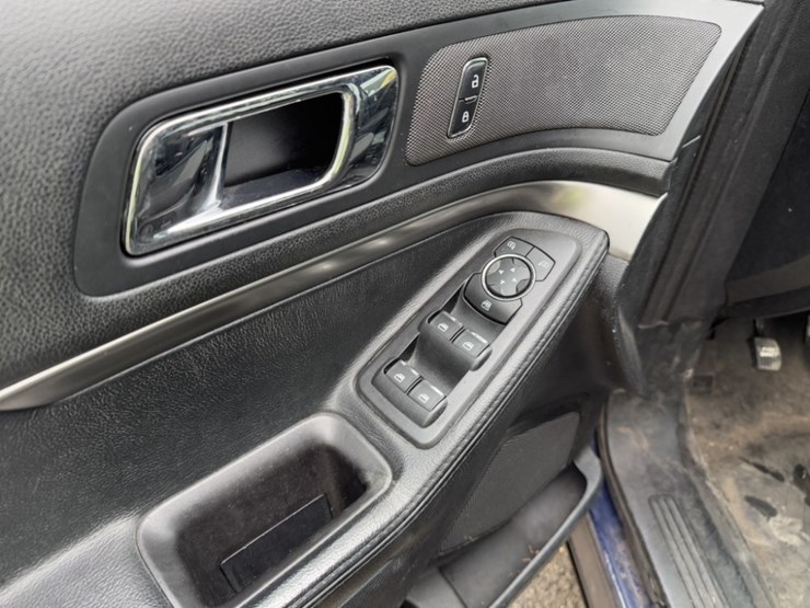 2017-ford-explorer-image-27