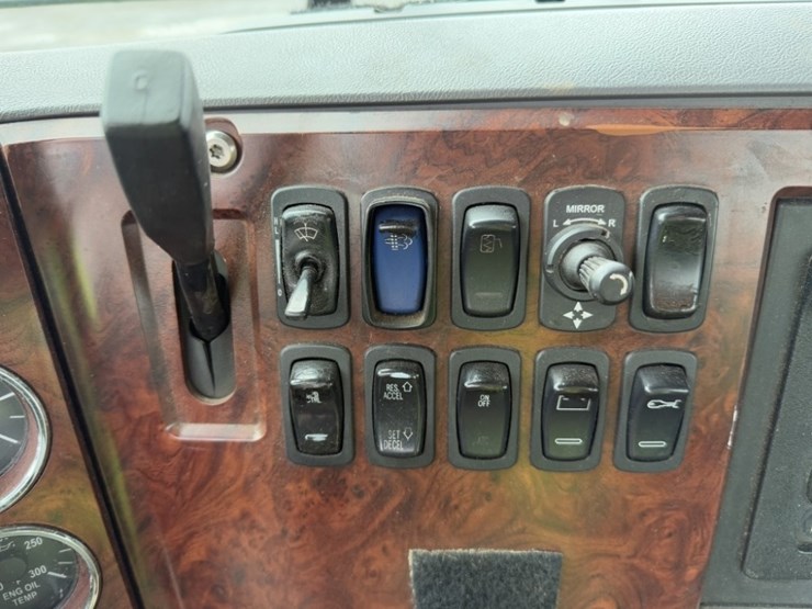 2013-mack-cxu613-tri-axle-truck-tractor-image-34