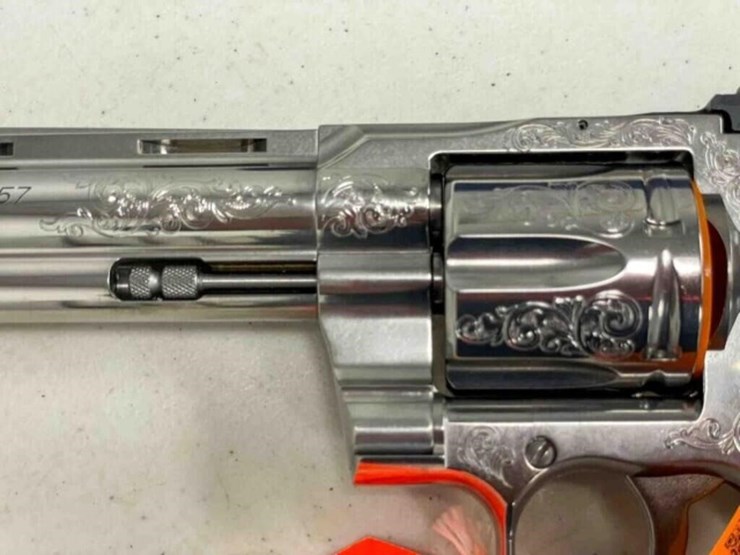 colt-revolver-image-16