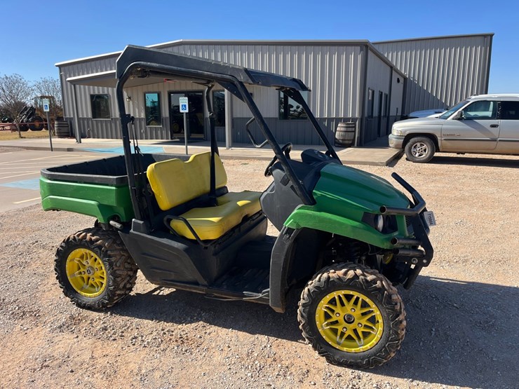 2021-john-deere-gator-image-3