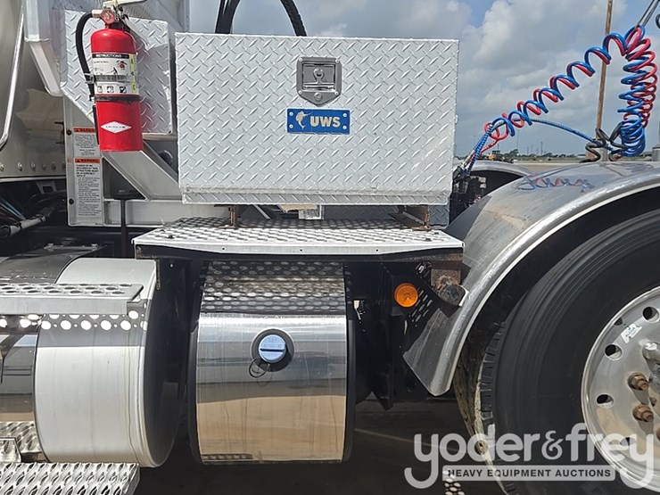 2014-kenworth-t880-image-40