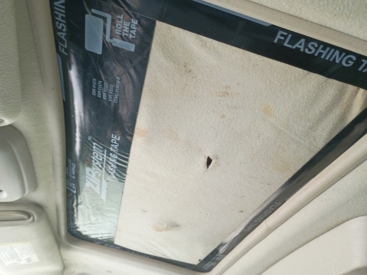 2005-chevrolet-suburban-image-45