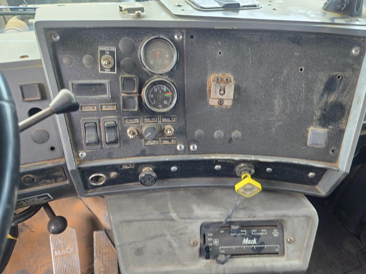 2001-mack-rd688s-image-75