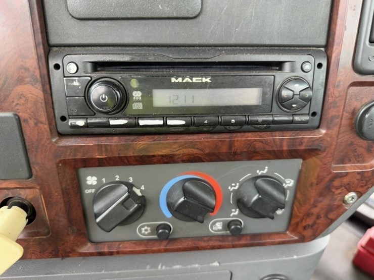 2013-mack-cxu613-tri-axle-truck-tractor-image-36