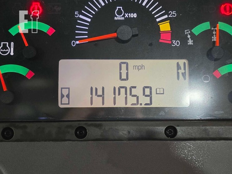 2011-caterpillar-140m2-image-22