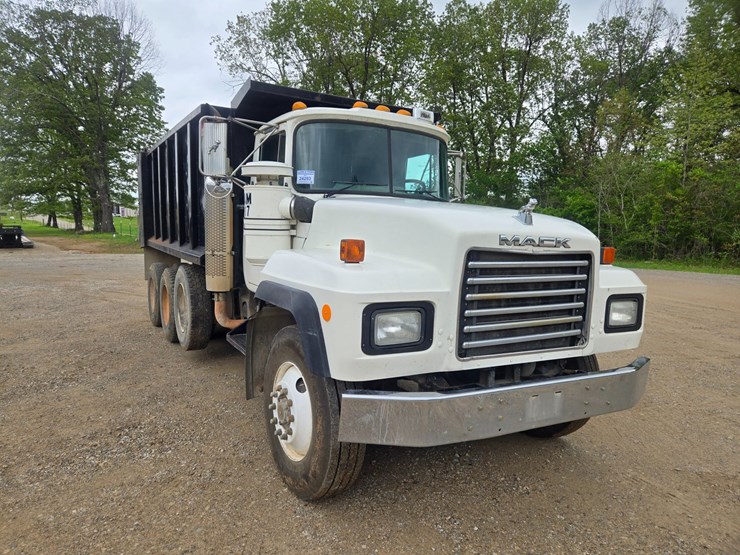 2001-mack-rd690s-image-26