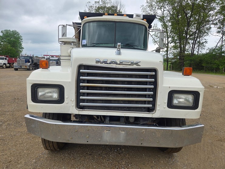 2001-mack-rd690s-image-27