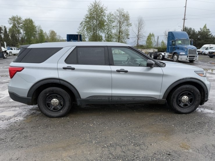2021-ford-explorer-image-3