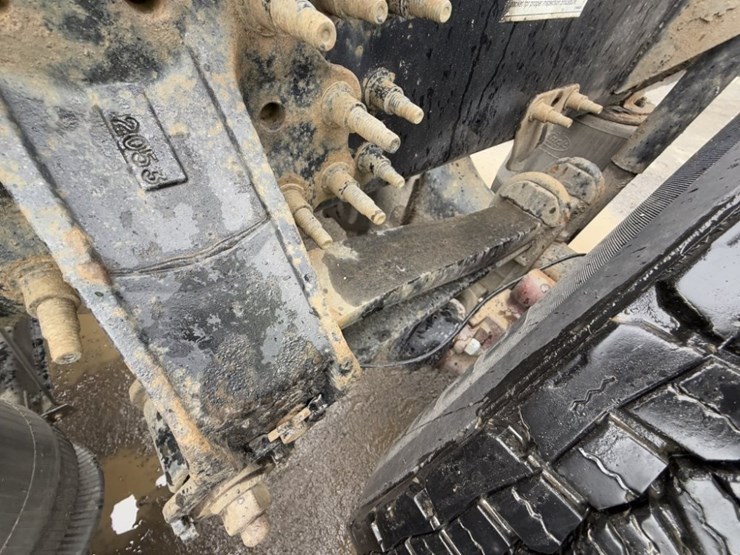 mack-cxu-tri-axle-truck-tractor-image-15