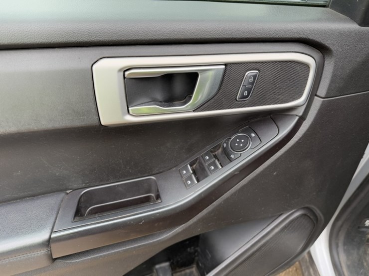 2020-ford-explorer-image-28