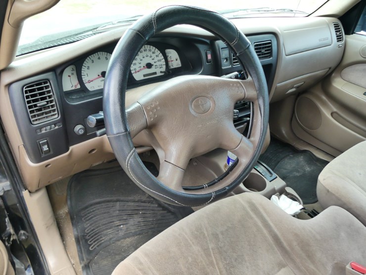 2004-toyota-tacoma-sr5-image-11