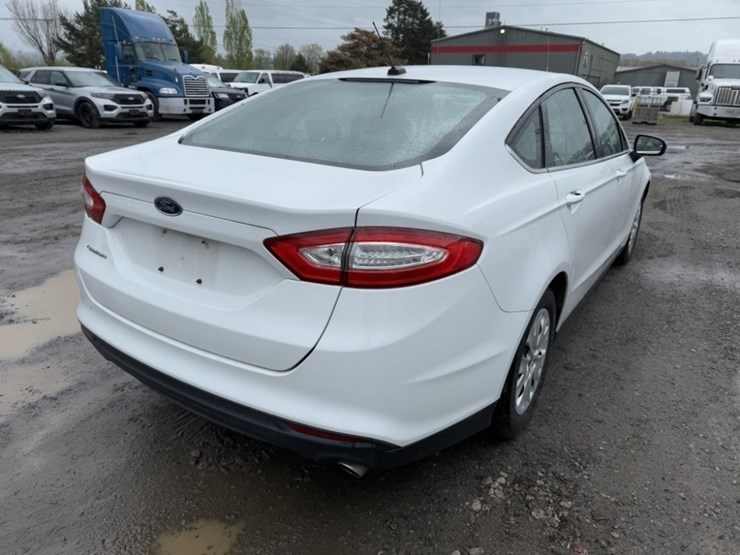 2014-ford-fusion-sedan-image-4
