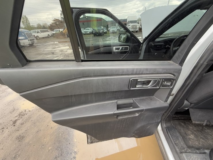 2021-ford-explorer-image-23