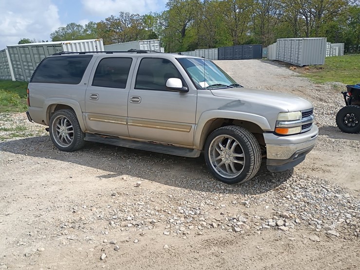 2005-chevrolet-suburban-image-13