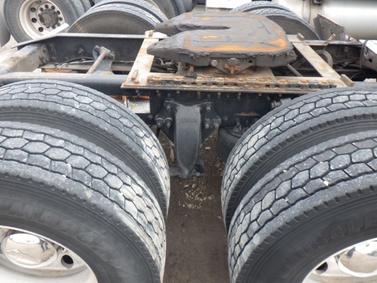 2011-freightliner-cascadia-125-image-4