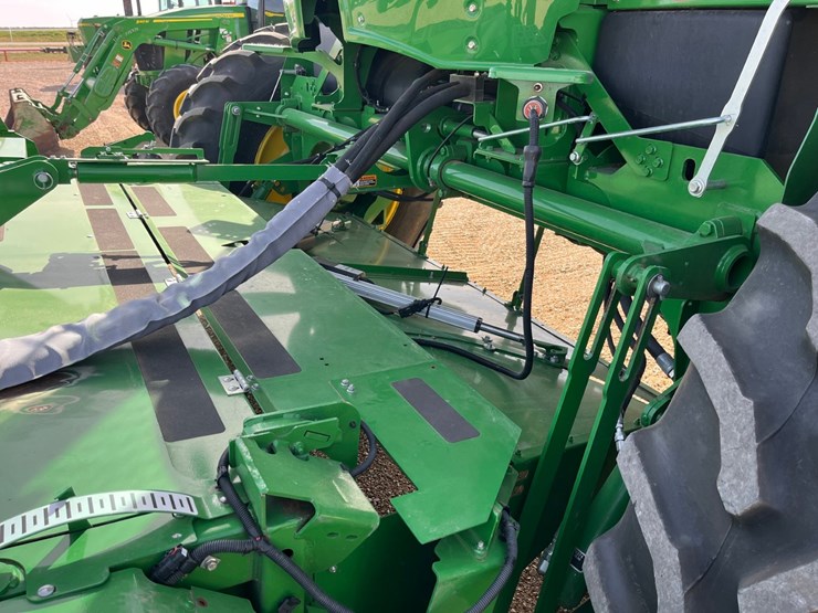 2023-john-deere-w235r-image-3